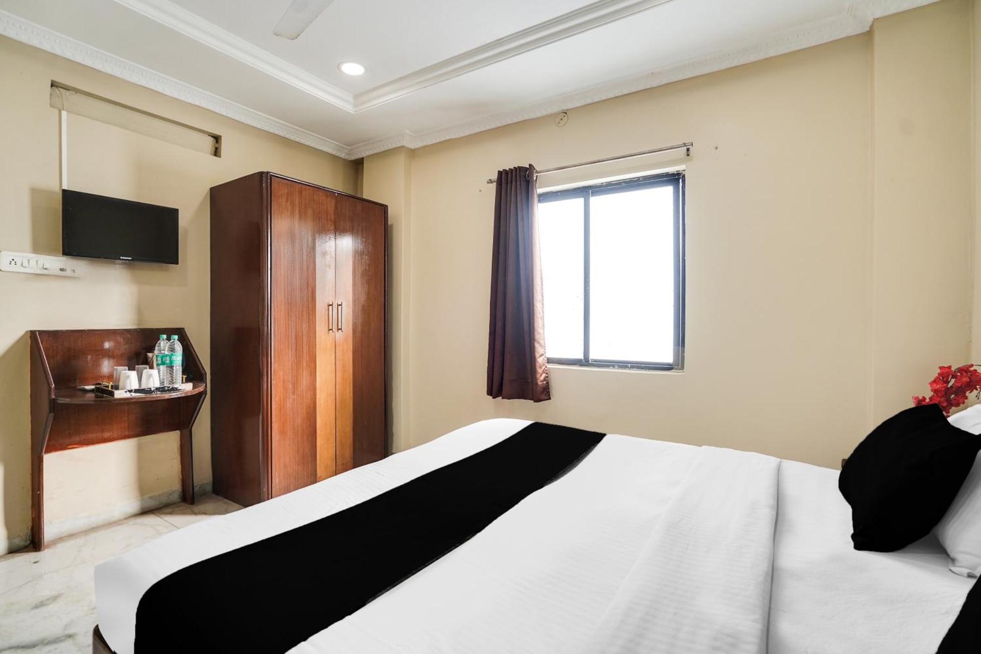Hotel O Pithampur Formerly Ganga Residency Akolia Bagian luar foto